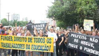 Professores da Semed fazem manifestação para receber o abono do Fundeb