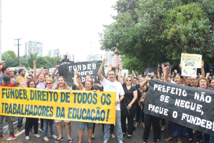 Professores da Semed fazem manifestação para receber o abono do Fundeb