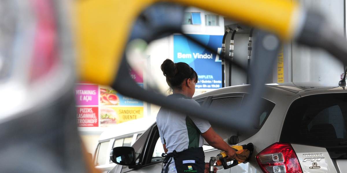 Gasolina aumenta amanhã 3,3% nas refinarias; diesel sobe 0,1%