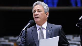 Após prometer deixar a política, Carlos Souza retorna à Câmara