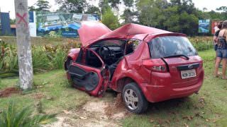 Motorista desvia de buraco e sofre grave acidente no Tarumã