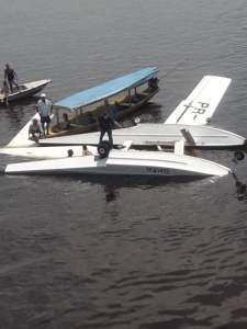 Avião com cinco turistas cai no Rio Negro