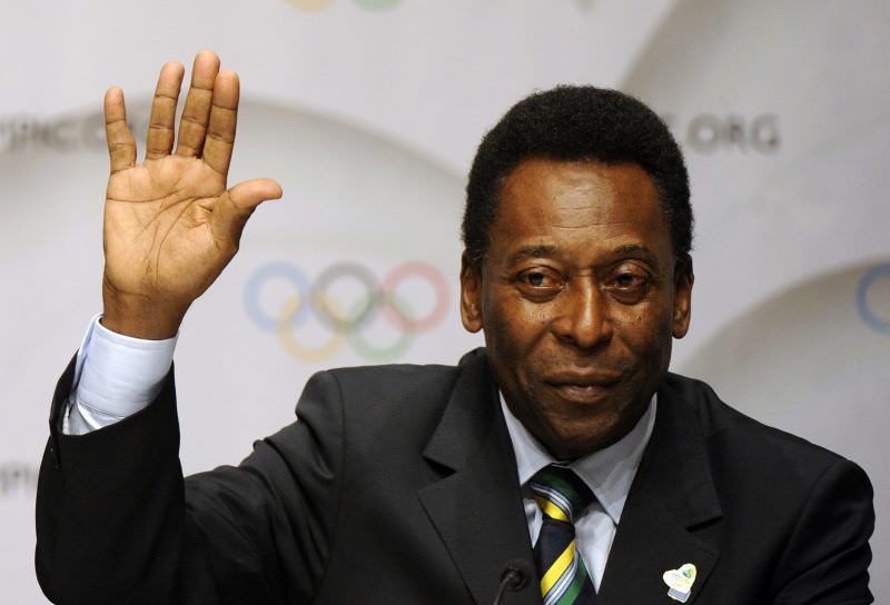 Pelé passa mal e falta em coletiva