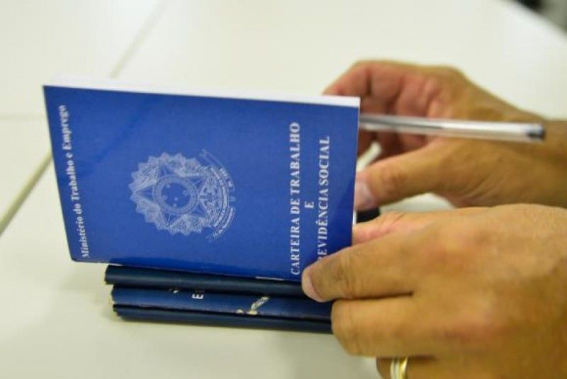 Desemprego cai para 12,3%, mas ainda abrange 12,9 milhões de pessoas