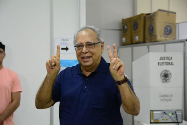 Amazonino manda exonerar comissionados ligados a Braga e David Almeida