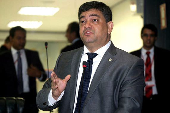 Considerado arrogante, Dermilson Chagas assume liderança do governo na ALE