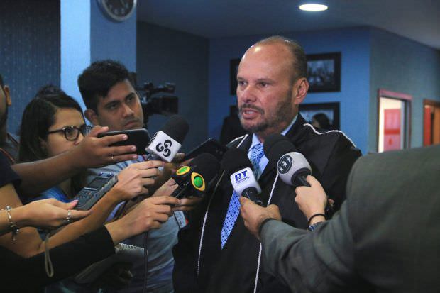 Presidente do TCE-AM é contra decisão do governo de contratar servidores