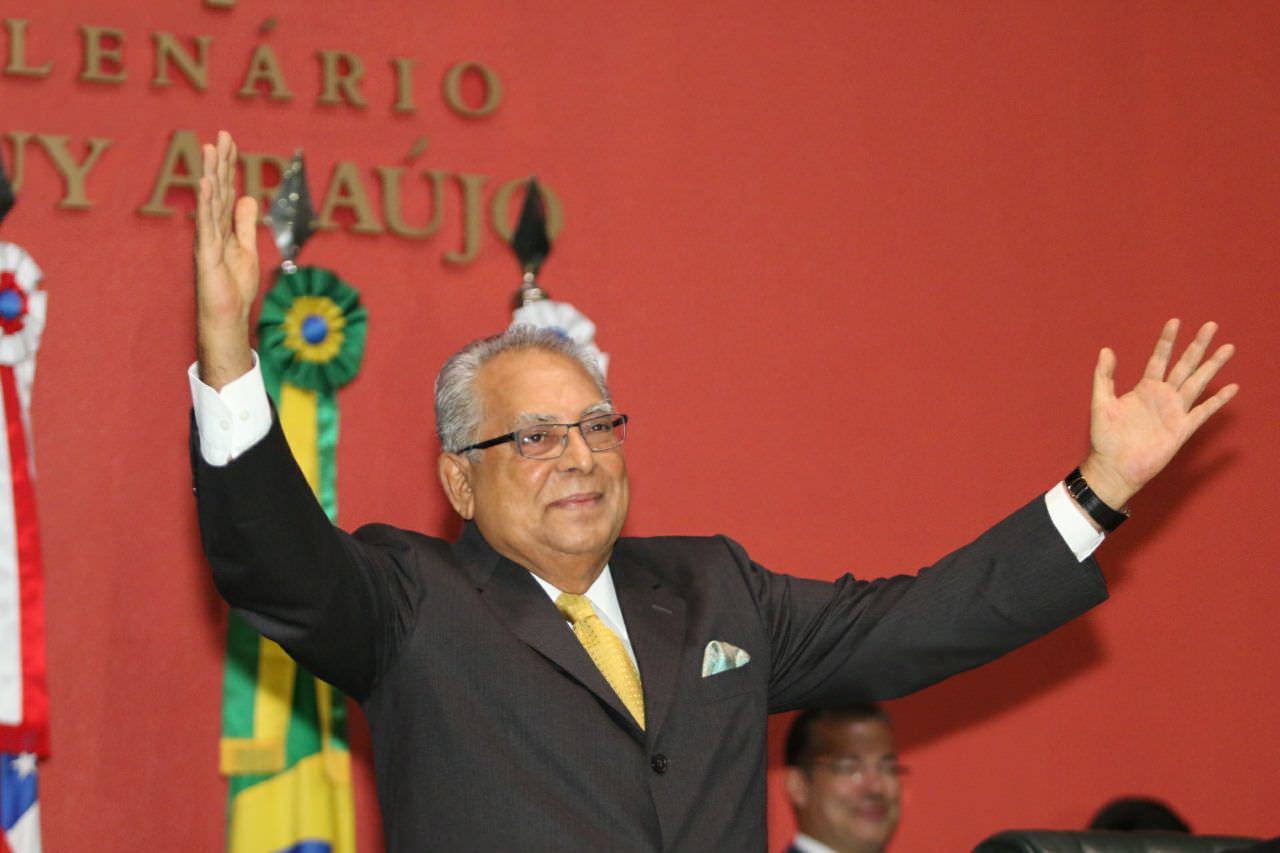 “Eu sou um escravo do povo”, diz Amazonino Mendes em discurso de posse