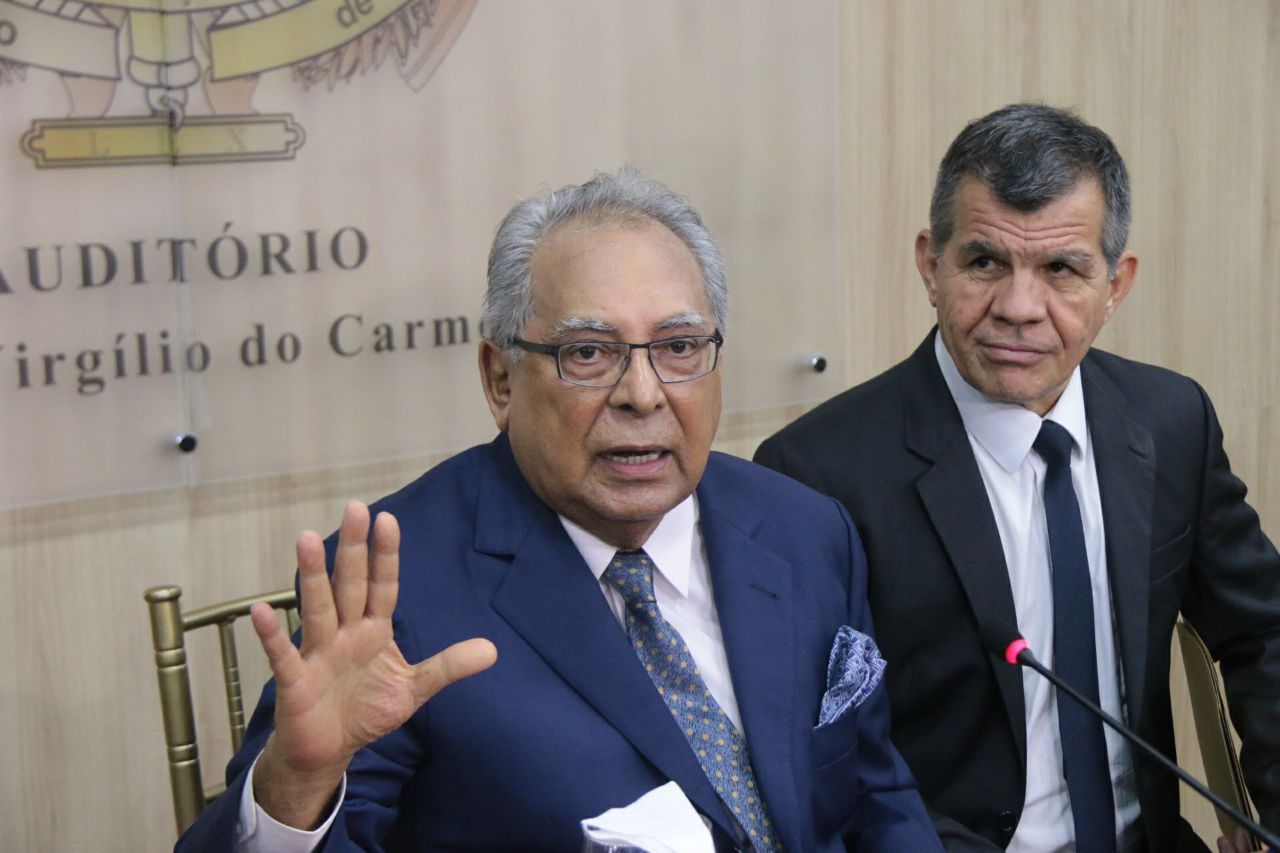Amazonino recorre ao Tribunal de Justiça para tomar posse imediata