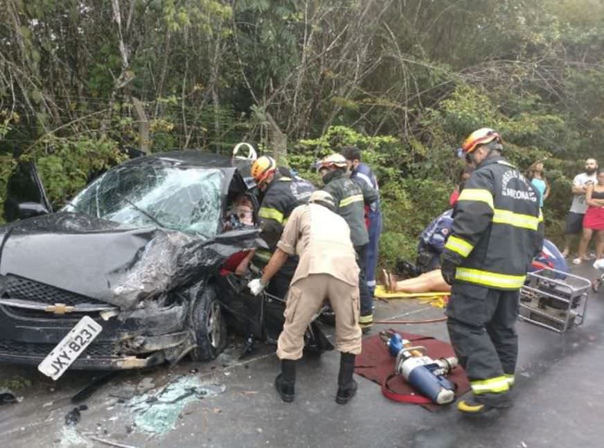 Colisão entre dois carros deixa nove pessoas feridas na AM-010