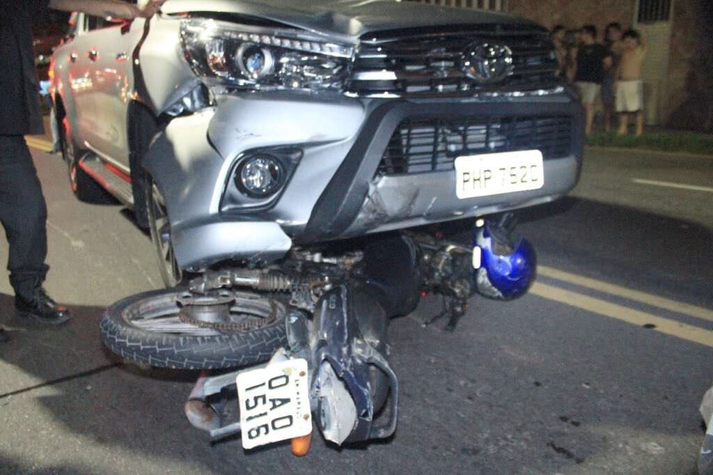 Motorista embriagado tenta fugir de blitz e bate em motoqueiro