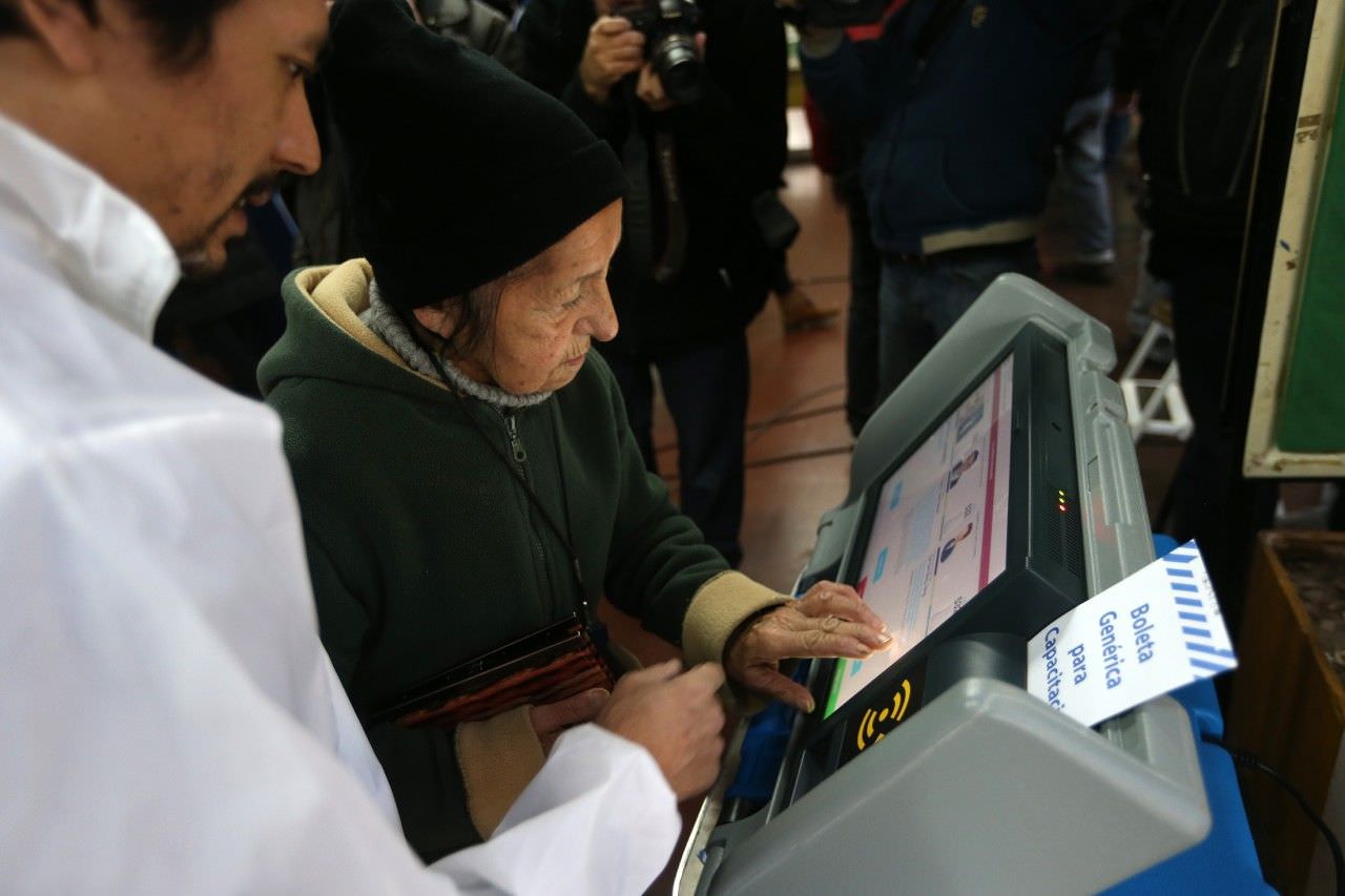 Argentinos vão às urnas para renovar parte da Câmara e do Senado