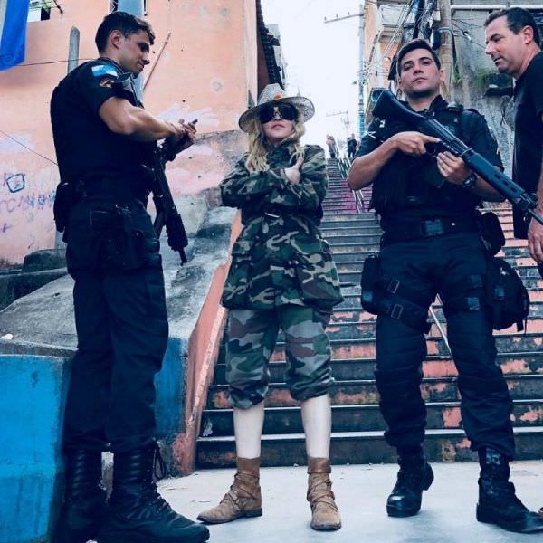 Madonna visita Morro da Providência, no Rio de Janeiro