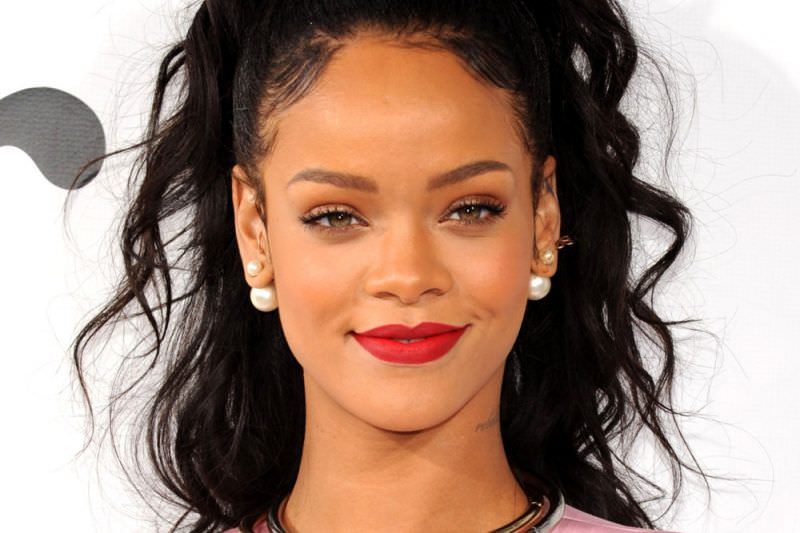 Rihanna enfrente onda de ataques racistas nas redes sociais