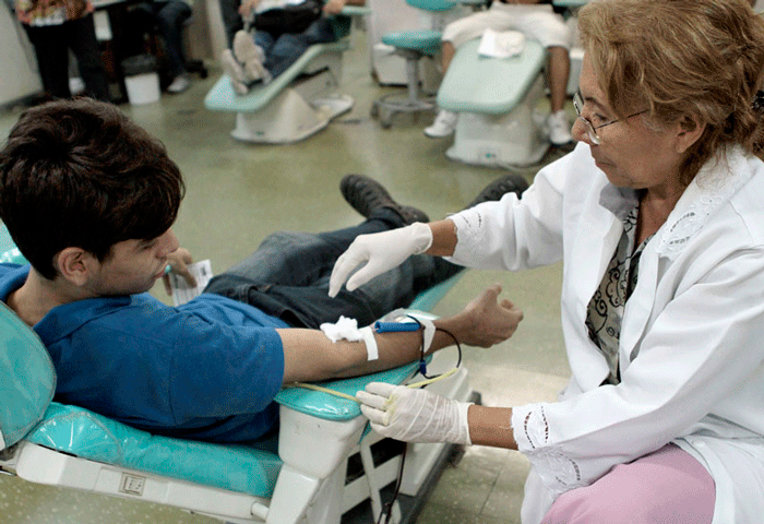 Hemoam convoca doadores de sangue com urgência em Manaus