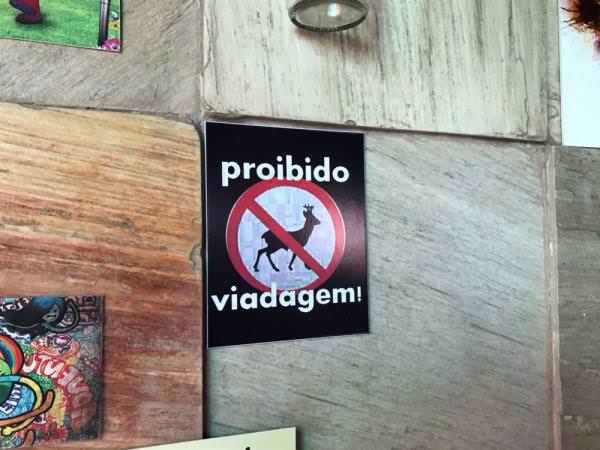 Bar coloca placa homofóbica que 'Proíbe viadagem' e e recebe críticas nas redes sociais