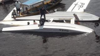 Avião com cinco turistas cai no Rio Negro