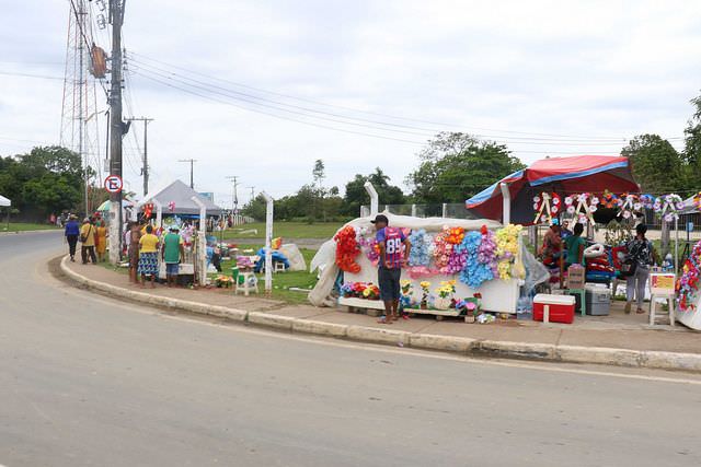 Mais de 500 mil pessoas devem passar pelos cemitérios de Manaus no Dia de Finados