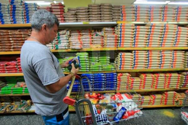 Puxada por alimentos e bebidas, inflação oficial sobe 0,32% em janeiro