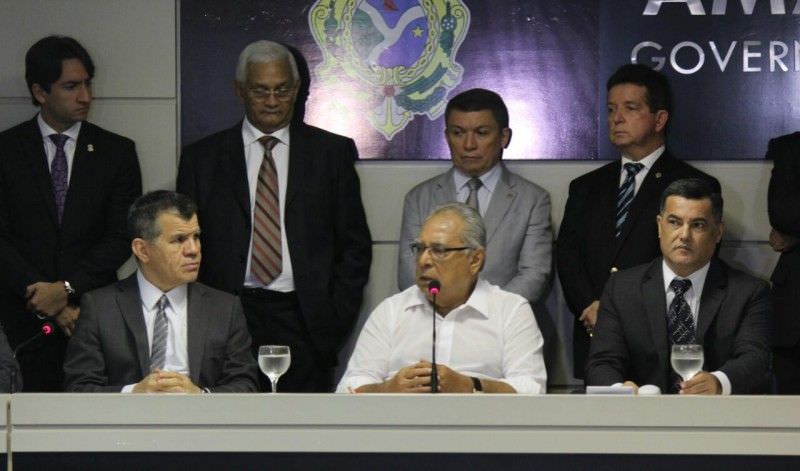 Em 30 dias de governo, gestão de Amazonino sofre primeiro inquérito do MP