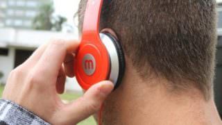 Jovens estão perdendo audição por causa de fones de ouvido, alerta conselho
