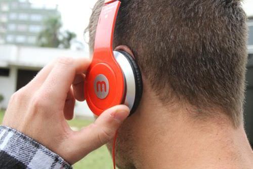 Jovens estão perdendo audição por causa de fones de ouvido, alerta conselho
