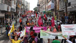 Trabalhadores contrários à Reforma da Previdência param Centro de Manaus