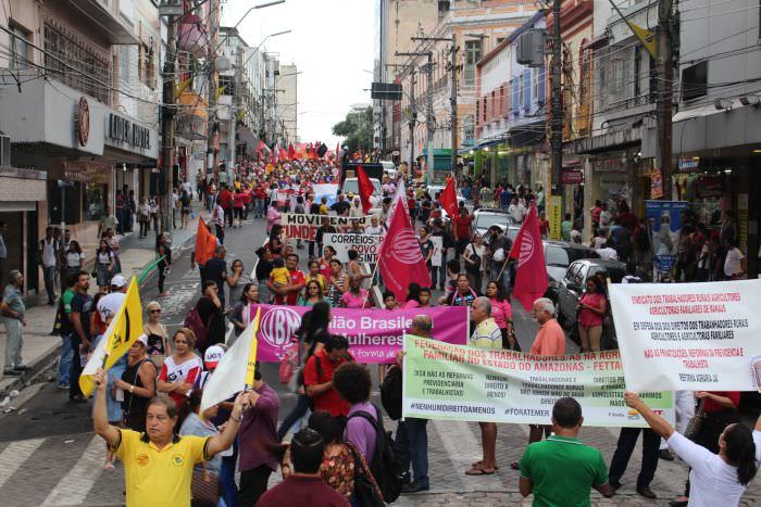 Trabalhadores contrários à Reforma da Previdência param Centro de Manaus