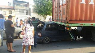 Acidente entre carro e carreta deixa duas crianças feridas