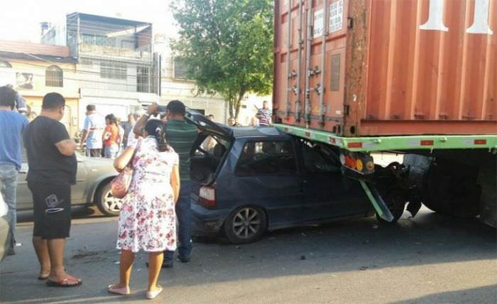 Acidente entre carro e carreta deixa duas crianças feridas