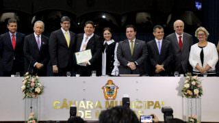 Presidente do TCE-AM recebe Medalha de Ouro da Câmara Municipal