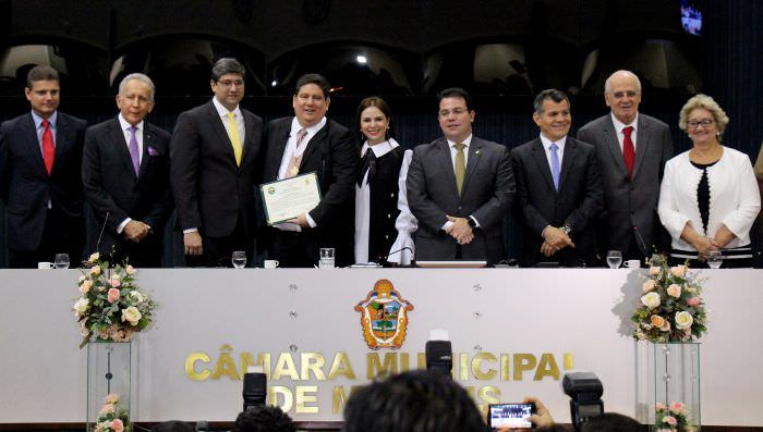 Presidente do TCE-AM recebe Medalha de Ouro da Câmara Municipal