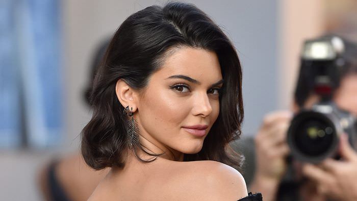 Kendall Jenner se compara com irmãs: ‘Elas têm peito e eu não tenho’