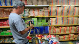 Puxada por alimentos e bebidas, inflação oficial sobe 0,32% em janeiro