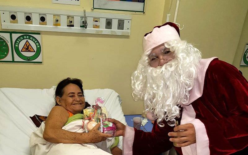 Pacientes com câncer da FCecon recebem doações em no 'Natal Solidário'