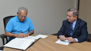 Só dois meses após elogiar secretário, Amazonino muda o comando da Seduc
