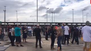 Grupo lota Aeroporto Eduardo Gomes à espera de Jair Bolsonaro