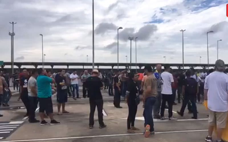 (Foto: Reprodução) Grupo lota Aeroporto Eduardo Gomes à espera de Jair Bolsonaro
