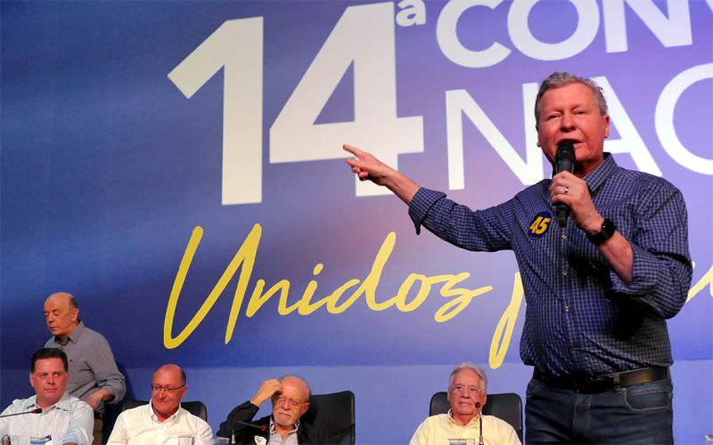 Arthur Virgílio é vaiado por militantes do PSDB durante convenção do partido