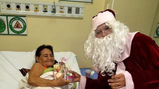 Pacientes com câncer da FCecon recebem doações em no 'Natal Solidário'