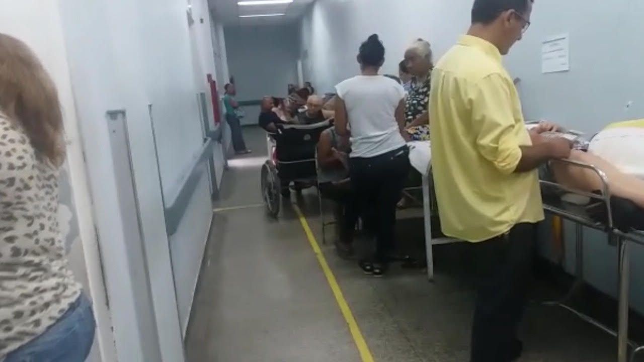 Leitos nos corredores e demora nas cirurgias contrastam com propaganda; veja a videorreportagem