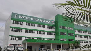 Alegando emergência na Saúde, Amazonino autoriza contratos sem licitação