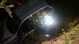 Carro capota e deixa feridos no bairro Japiim