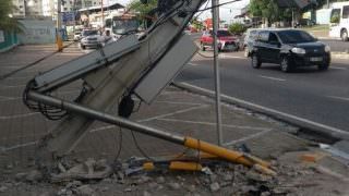 Motorista perde controle de veículo e atinge poste na Alameda Cosme Ferreira
