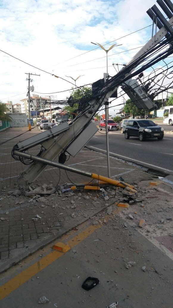 Motorista perde controle de veículo e atinge poste na Alameda Cosme Ferreira