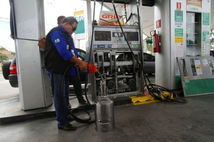 Fiscalização autua posto de combustível na Zona Sul de Manaus