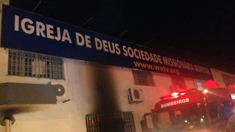 Incêndio atinge igreja e jovens são socorridos, em Manaus