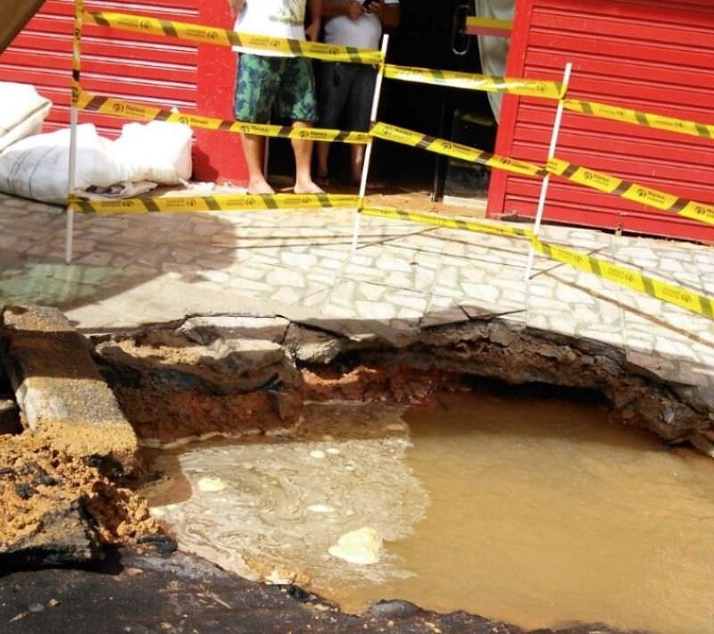 Nova cratera deixa moradores sem água na Compensa 3