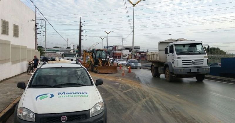 Adutora volta a romper na Alameda Cosme Ferreira (Foto: Manaustrans/Twitter) Adutora no Coroado volta a romper e gerar transtornos na zona leste de Manaus