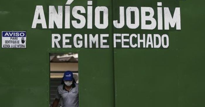 Mulher é detida ao tentar entrar com drogas no Compaj